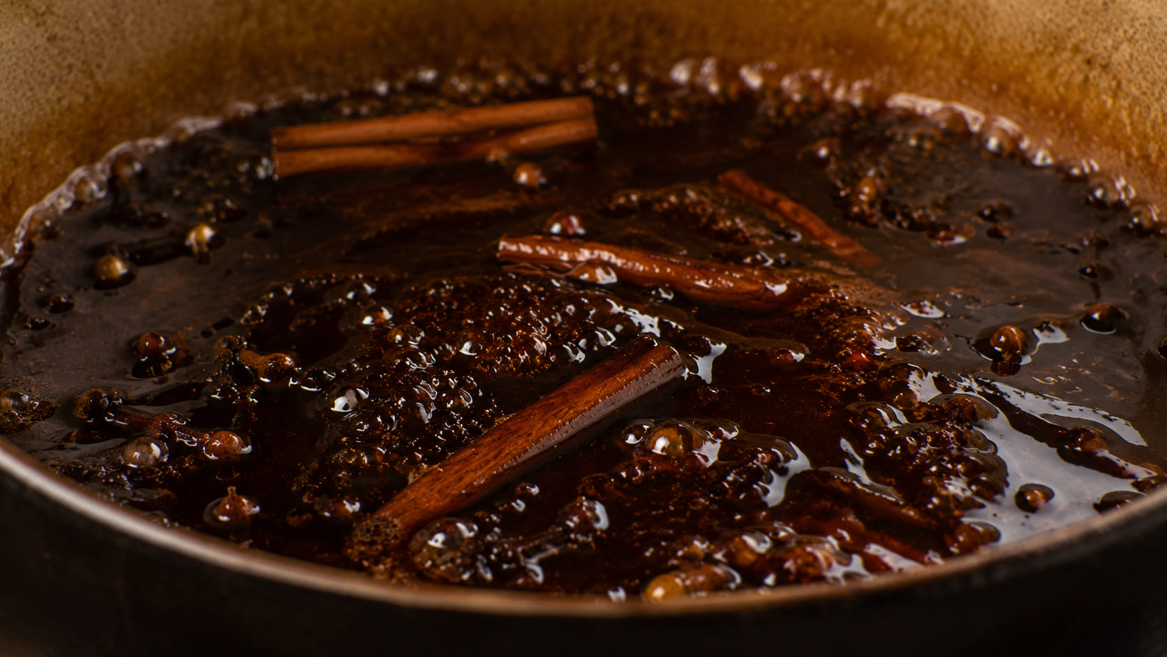 Dulce de lechosa: el olor de diciembre que tarda horas en aparecer Almíbar oscuro para dulce de lechosa