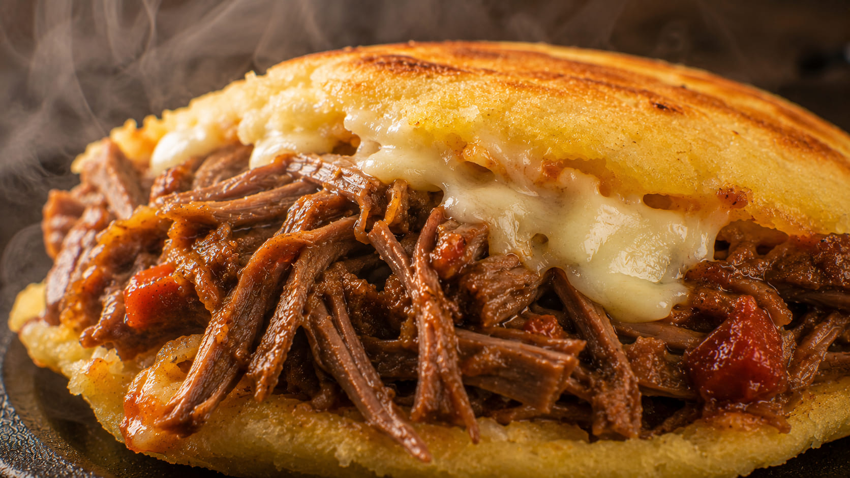 Arepa venezolana rellena con carne mechada