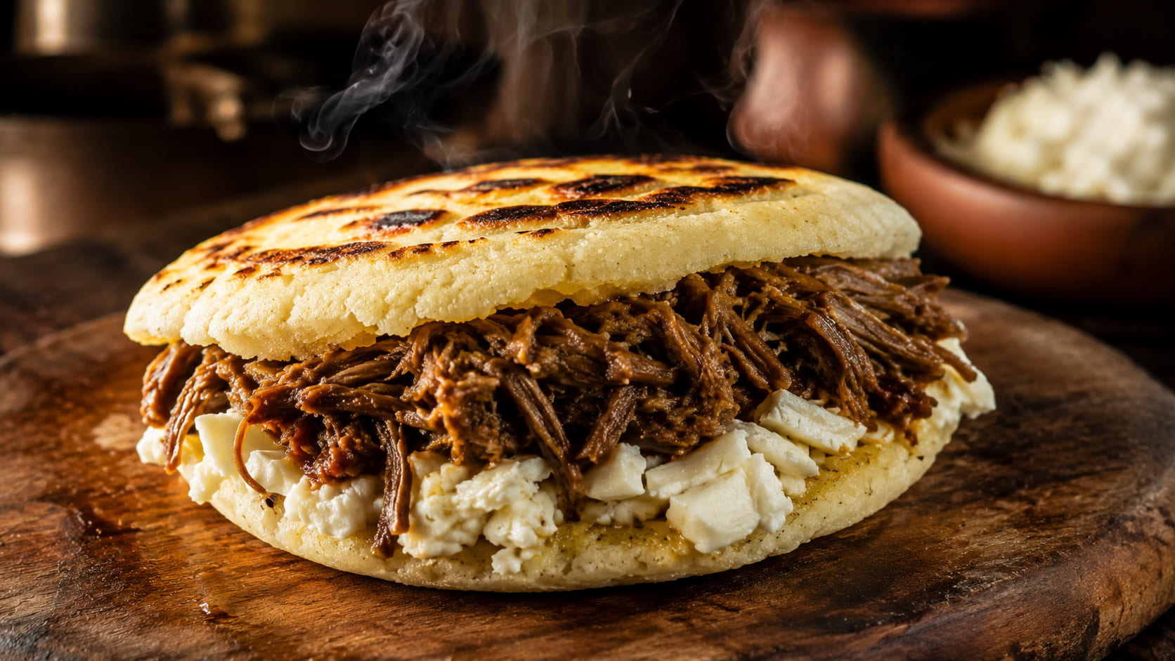 Arepa venezolana rellena recién servida