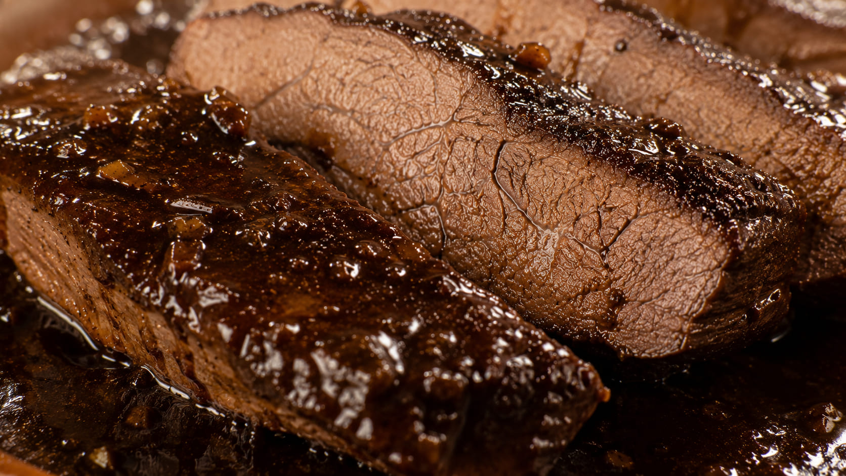 Asado negro caraqueño: la carne oscura que necesita fuego lento y paciencia Asado negro venezolano cortado mostrando textura