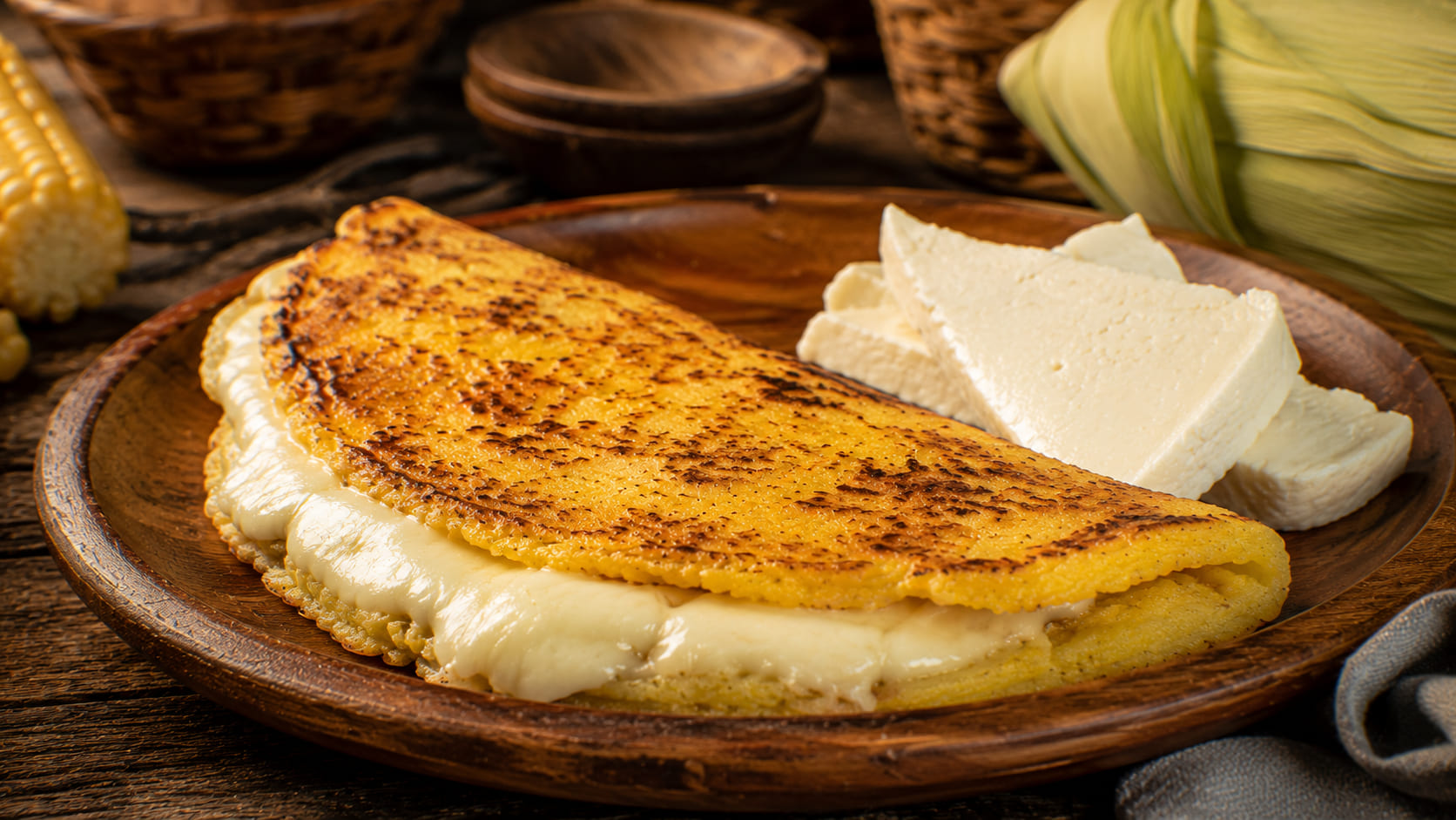 Cachapas con queso de mano: el olor a maíz que cambia toda la cocina Cachapas venezolanas servidas en mesa rústica
