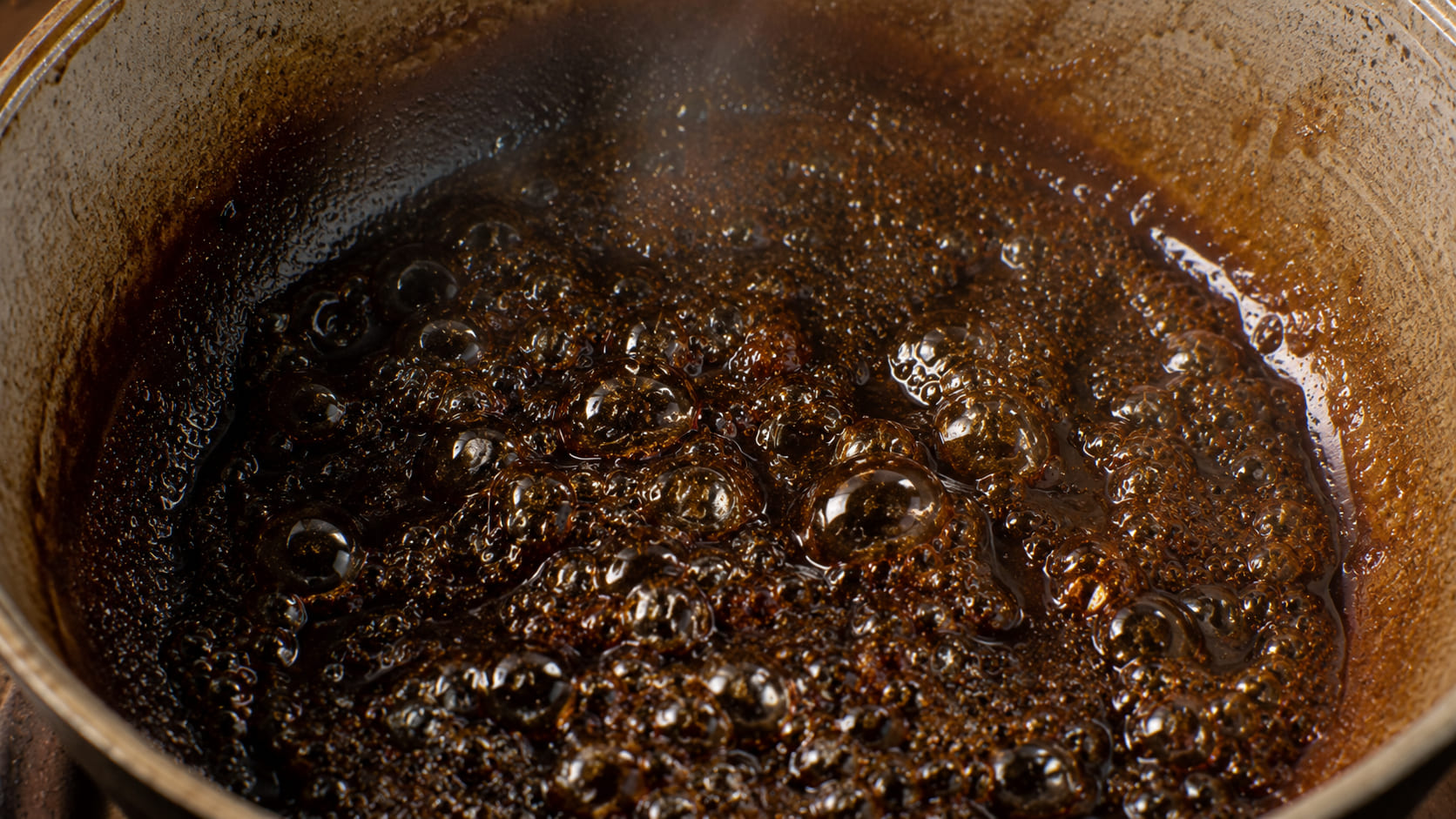 Asado negro caraqueño: la carne oscura que necesita fuego lento y paciencia Caramelo oscuro para asado negro venezolano