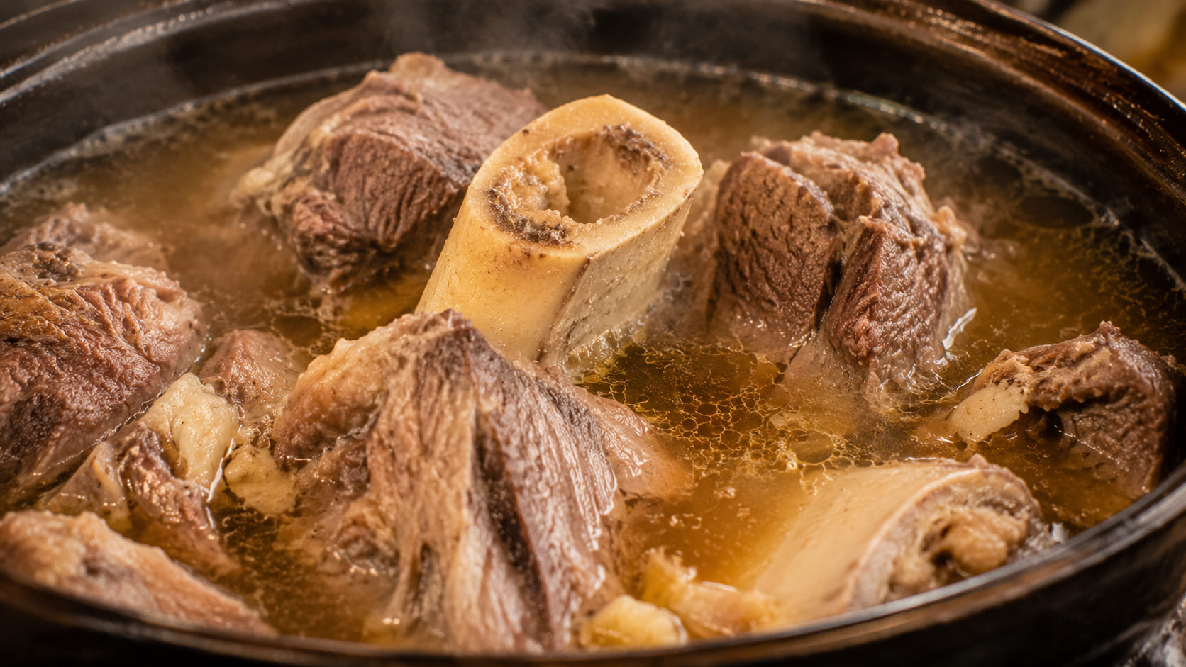 Carne con hueso cocinándose para hervido venezolano