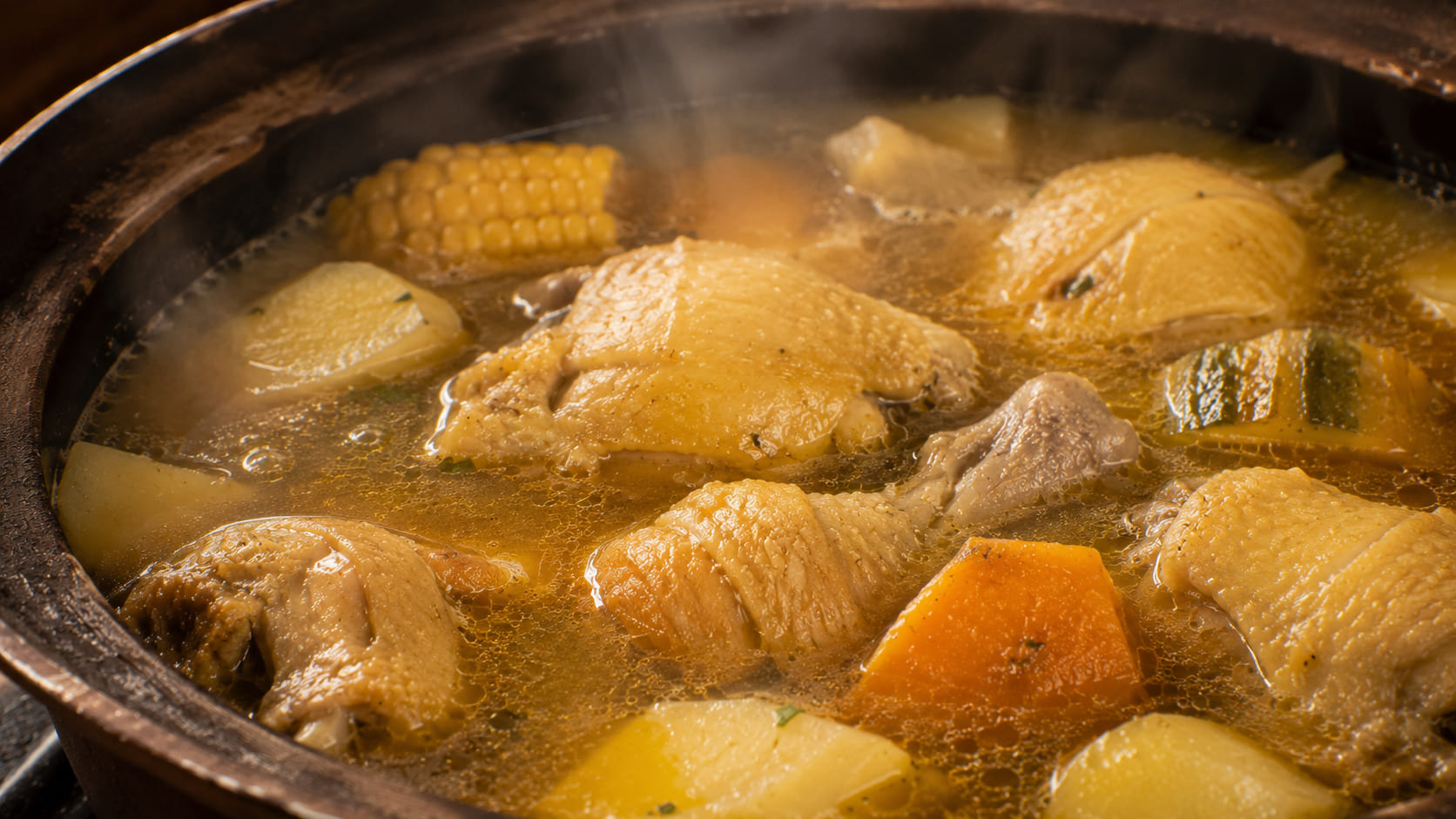 Gallina cocinándose lentamente para sancocho venezolano