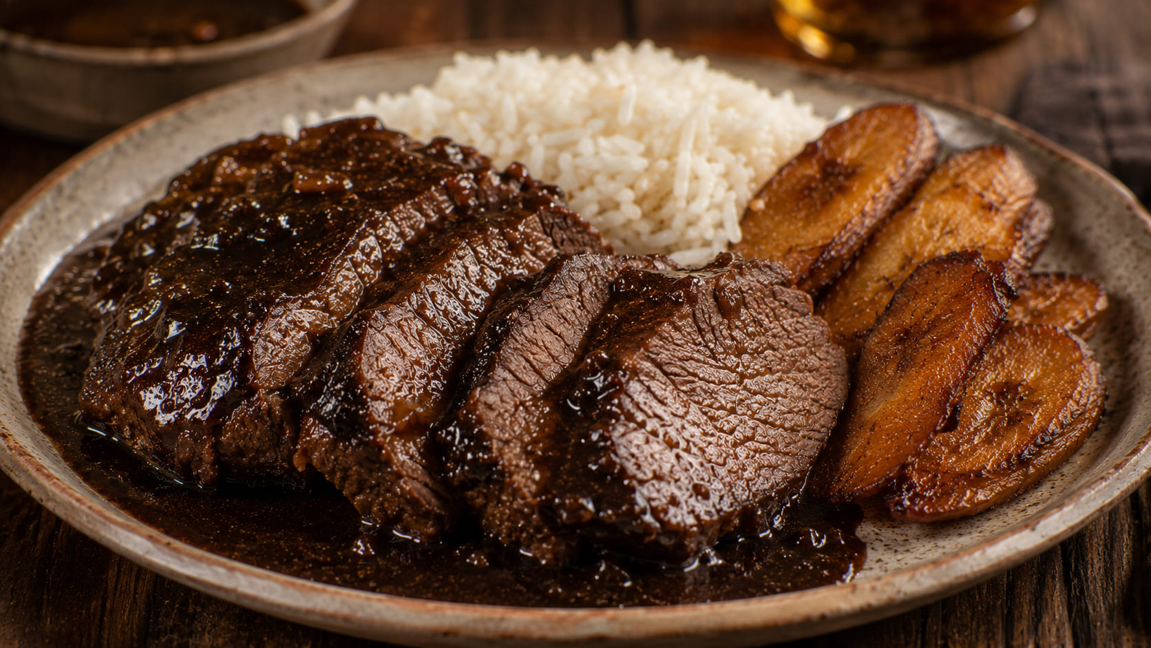 Asado negro caraqueño: la carne oscura que necesita fuego lento y paciencia Asado negro venezolano servido en mesa familiar