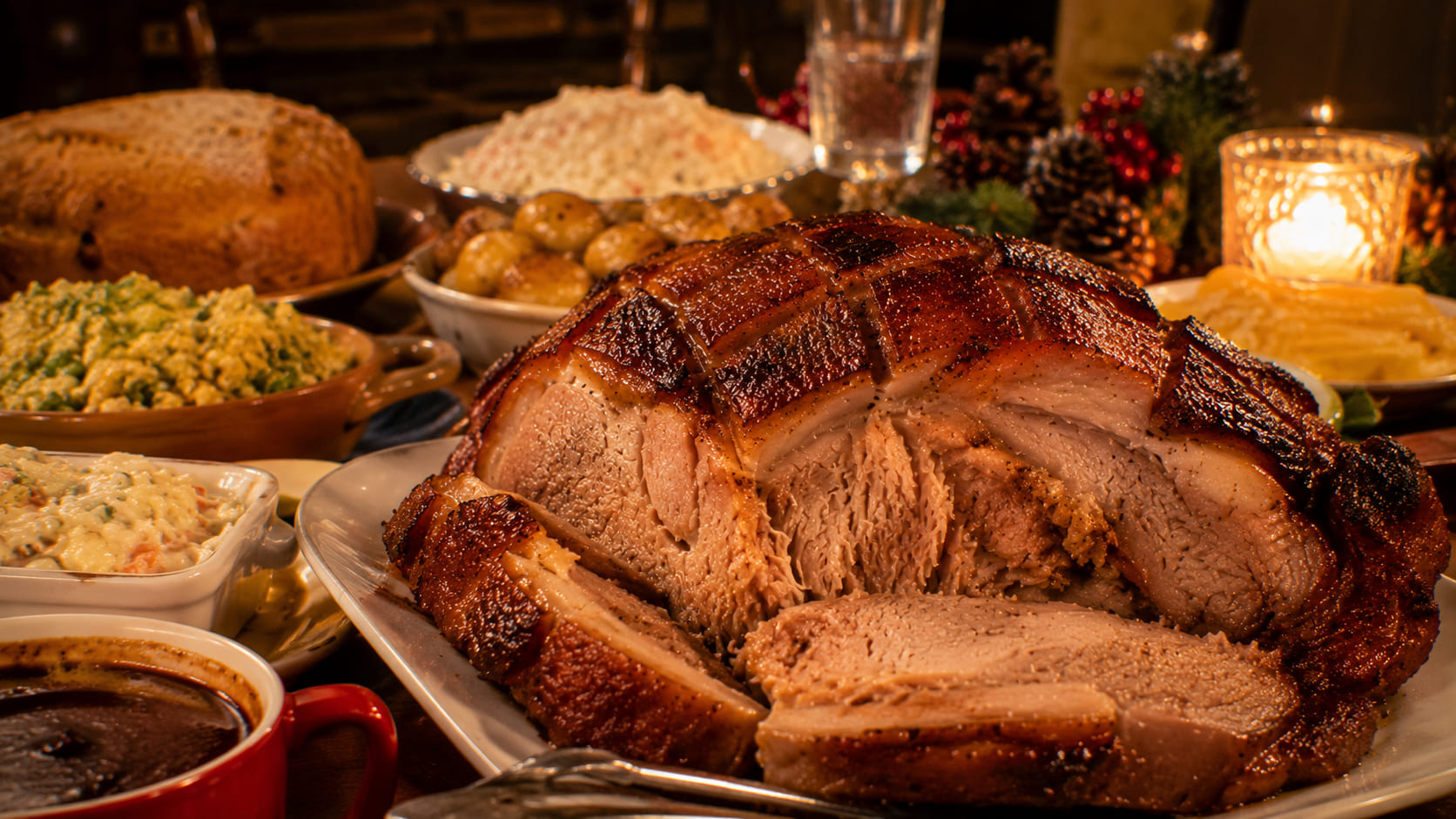 Pernil de cerdo navideño: la noche donde toda la casa huele igual Mesa navideña venezolana con pernil