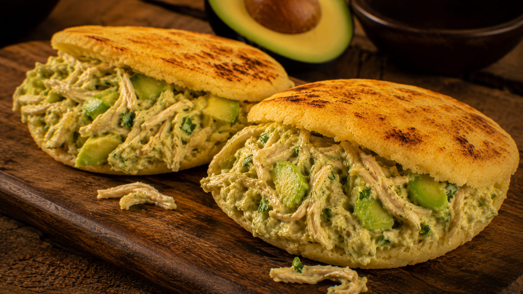 Mesa con arepas reina pepiada venezolanas