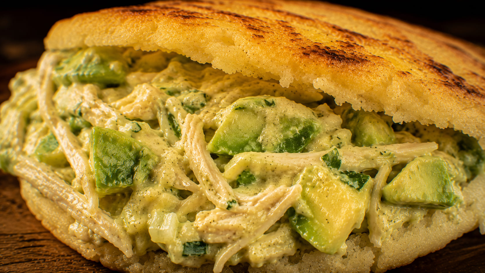 Arepa reina pepiada abierta mostrando relleno