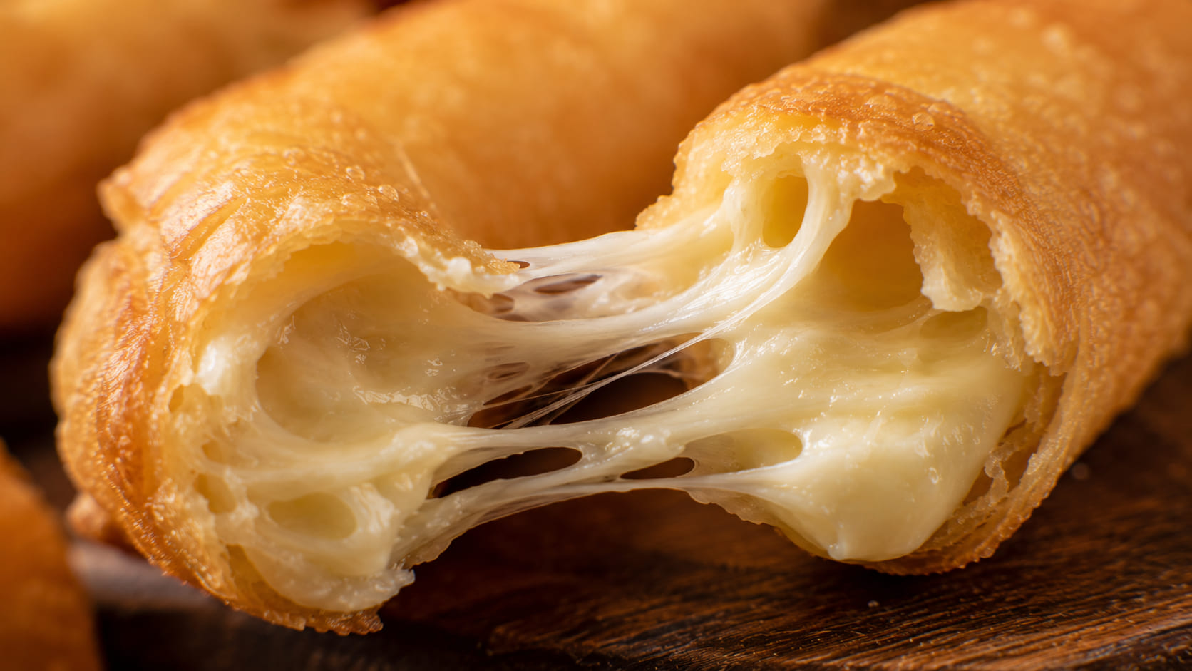 Tequeño venezolano abierto con queso derretido