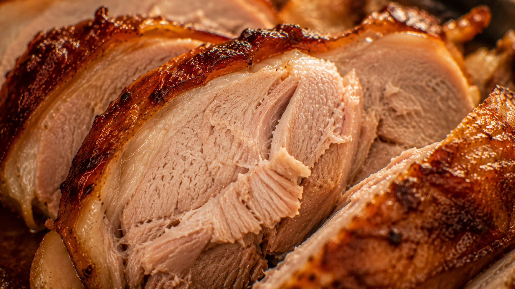 Pernil de cerdo navideño: la noche donde toda la casa huele igual Pernil venezolano cortado mostrando textura